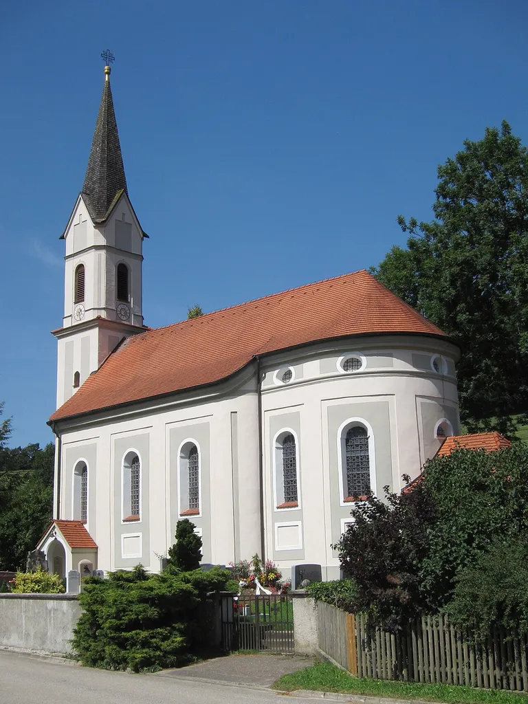 Hinterholzhausen; katholische Filialkirche Kreuzerhöhung, Saalbau mit eingezogenem halbrundem Chor, Frühwerk von Johann Baptist Lethner, 1753, neugotischer Westturm mit Spitzhelm, 1875; mit Ausstattung.