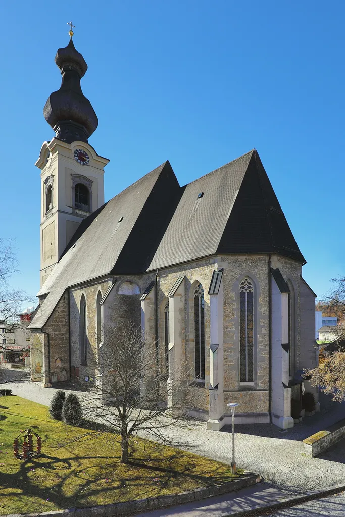 Southeast view of the Vöcklamarkt parish church.
