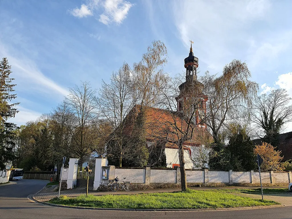 Friedhof Plaußig - Einfriedung an Plaußiger Dorfstraße mit Kirche St.Martin und Blick in die Grundstraße