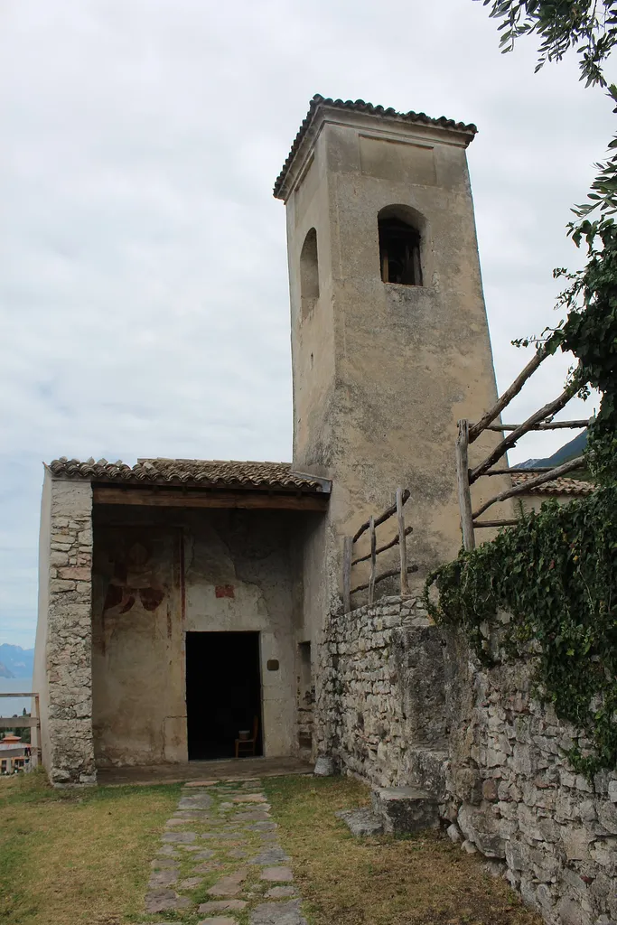 Chiesetta di Sant'Antonio Abate a Castelletto di Brenzone sul Garda (provincia di Verona). Stile romanico, realizzata tra il XIII e il XIV secolo