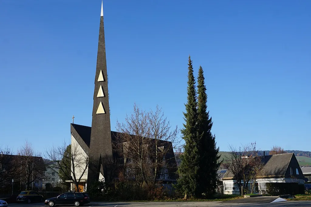 Römisch-katholische Auferstehungskirche Konolfingen. Ostansicht mit Pfarrhaus