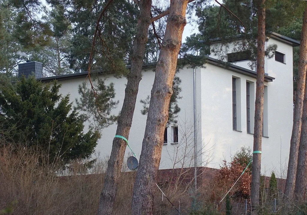 Die Kirche steht in Berlin-Rahnsdorf
