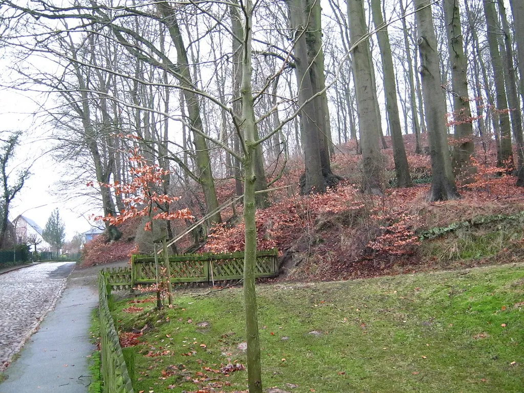 Straße "Am Burgberg" auf der Westseite des Burgbergs in Hamburg-Rönneburg.