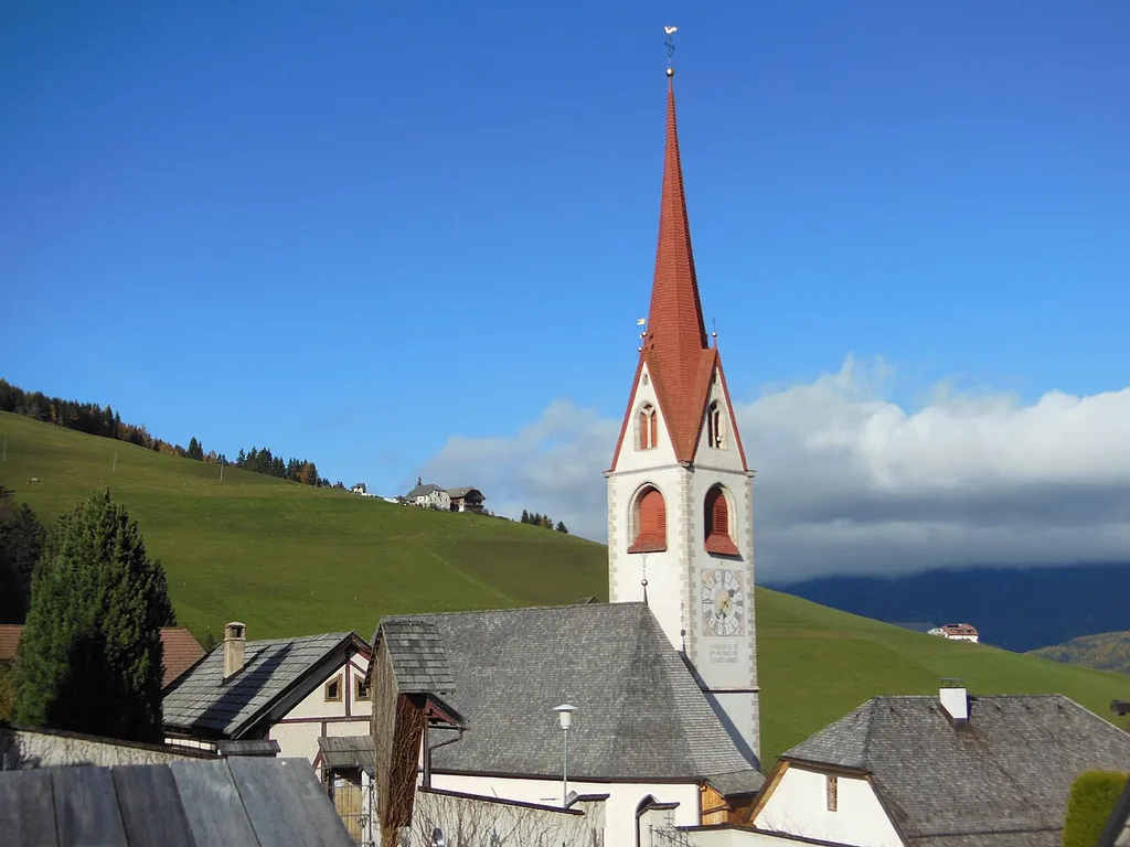 Pfarrkirche St. Wolfgang in Geiselsberg (Gemeinde Olang, Südtirol) von Südost