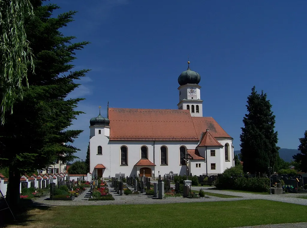 Niederwinkling, Oberwinkling, Sankt-Wolfgang-Straße 4. Katholische Pfarrkirche St. Wolfgang und Johannes d. T., erbaut 1908-10 von J. Rottler in neubarocken Formen; mit Ausstattung.