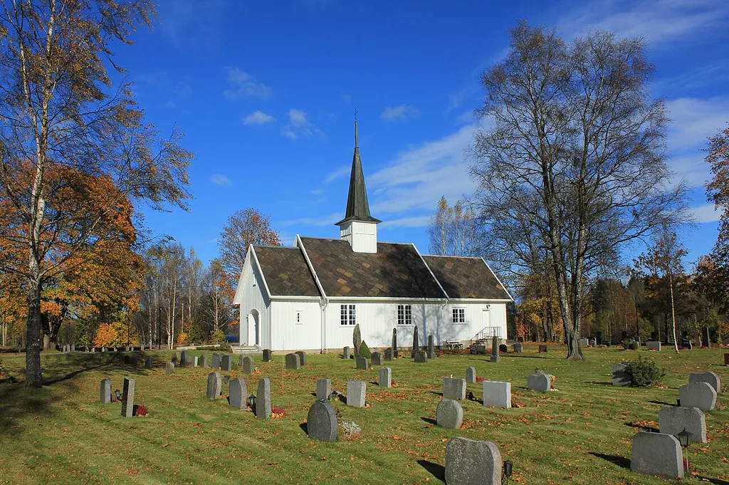 Stensgård kirke i Nannestad en høstdag.