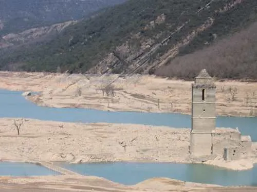 Cuando inundaron el pueblo de Mediano (Huesca) con el embalse del mismo nombre, echaron abajo todas las casas, pero no tuvieron valor de echar abajo la iglesia. Si bien la torre, se ve normalmente (el agua llega hasta el ventanal)en años de sequía como este, emerge completamente.