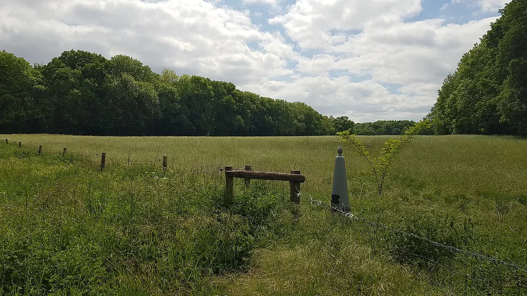 grenspaal 54 tussen België-Nederland, Maastricht-Petit-Lanaye (met rechts erachter nr 53c)