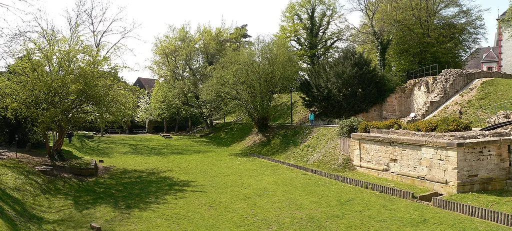Früherer Wassergraben der Burg bzw. Festung Peine, rechts der Schlossberg mit Kasematte und Eskarpemauer