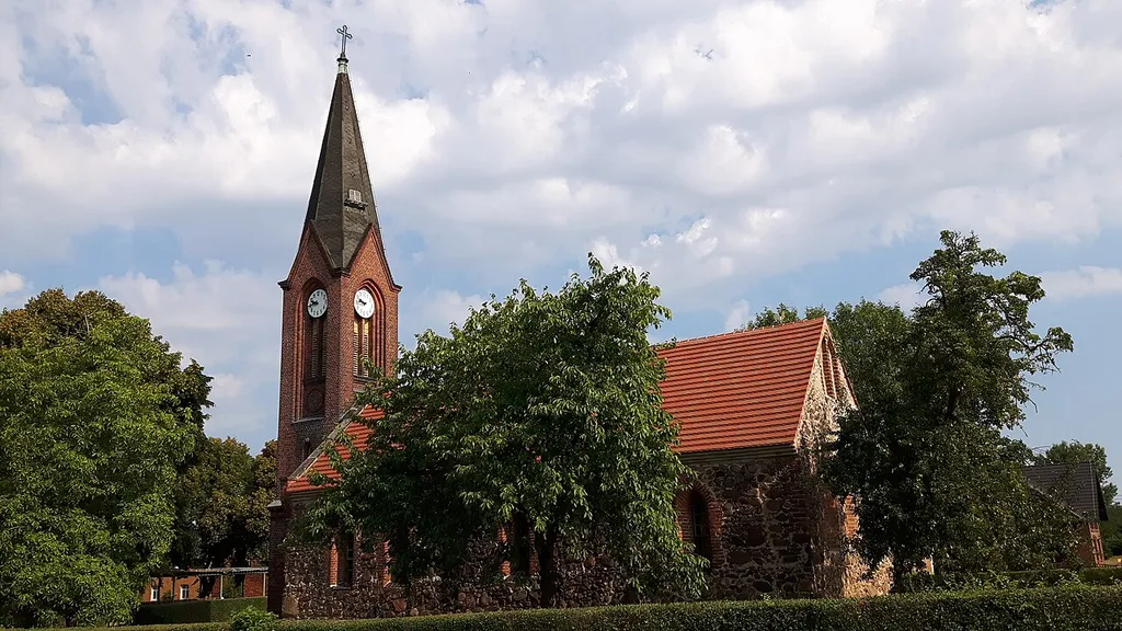 Die Dorfkirche Bischdorf gehört und dient einer lutherischen Gemeinde der unierten Evangelischen Kirche Berlin-Brandenburg-Schlesische Oberlausitz. Sie befindet sich in Bischdorf, einem Ortsteil der Stadt Lübbenau/Spreewald, Landkreis Oberspreewald-Lausitz in Brandenburg. Vermutlich im 14. Jahrhundert errichtet, wurde sie etwa im Jahr 1900 saniert und um ihren Turm ergänzt. Hier ist die Kirche aus südöstlicher Richtung aufgenommen.