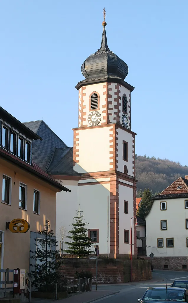 Turm der katholischen Kirche St. Stephanus in Laudenbach (Bayern), von der Miltenberger Straße aus gesehen.