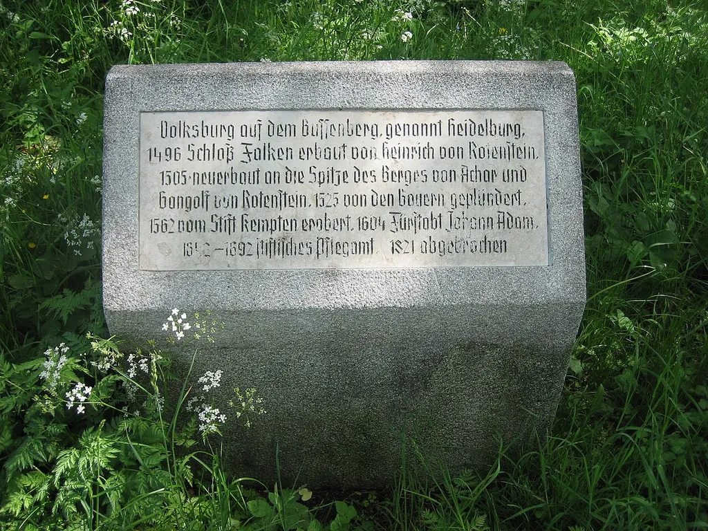 Denkmalstein für die Heidelburg, auf dem Falken bei Ittelsburg, Bad Grönenbach