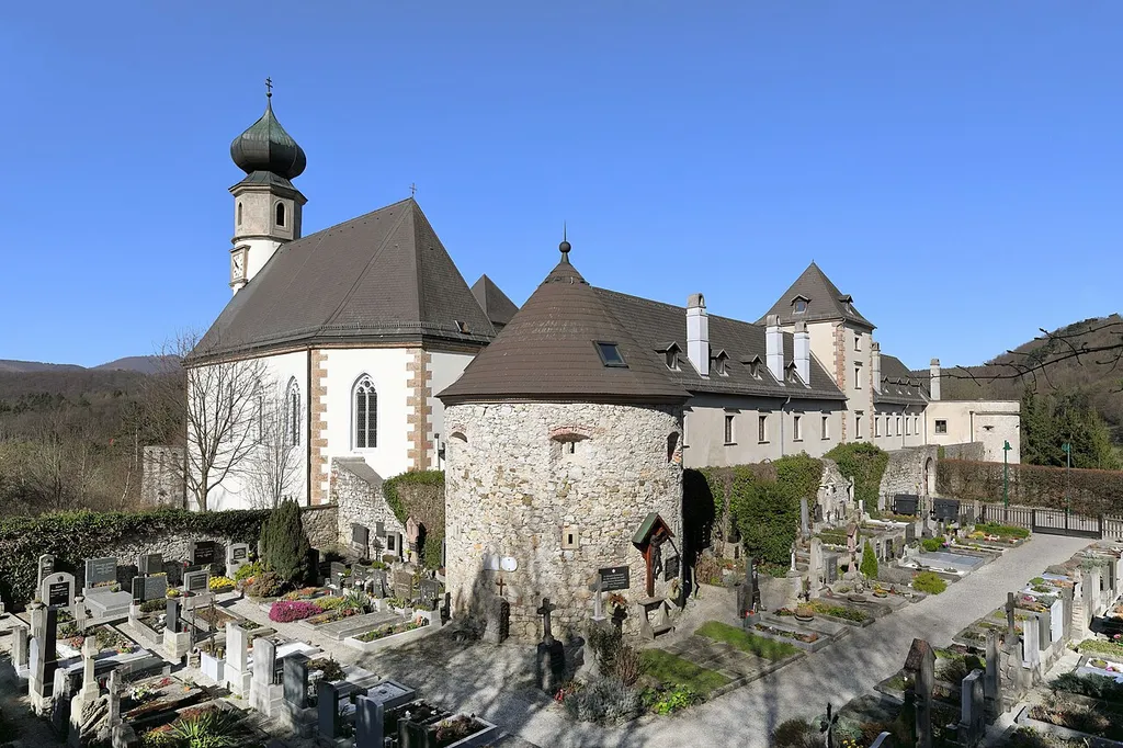 Ostsüdostansicht der Burg Neuhaus in Neuhaus, ein Ortsteil der niederösterreichischen Marktgemeinde Weissenbach an der Triesting.Ursprünglich als Feste Mitte des 13. Jahrhunderts errichtet. Die Kirche links wurde um 1605 als protestantische Schlosskapelle gebaut und dient seit 1783 als Pfarrkirche. Der langgestreckte Osttrakt wird als "neues Schloss" bezeichnet und wurde, so wie die Schlosskapelle, um 1605 errichtet. Der Westtrakt wurde 1726 erbaut und wird seit 1830 als Pfarrhof genutzt.