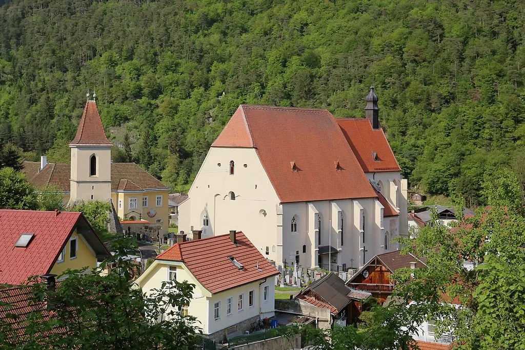 Katholische Pfarrkirche hl. Stephanus und freistehender Glockenturm in der niederösterreichischen Marktgemeinde Weiten.Erbaut wurde die gotische Pfarrkirche in der Zeit von 1330 bis 1360 und 1473 erfolgte die Erweiterung zur Wehrkirche. Etwas Besonderes sind der gotische Chor sowie die berühmten Maßwerkfenster mit Glasmalereien aus dem 14. und 15. Jahrhundert und der abseits stehende Glockenturm: [1].