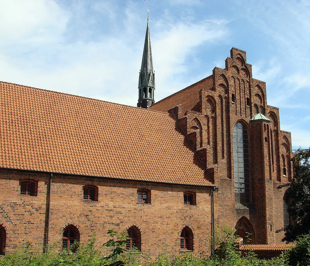 Sankt Mariæ Kirke som udgør den sydlige fløj af Vor Frue Kloster i Helsingør blev stiftet af Erik af Pommern, og bygget af Karmeliterordenen omkring 1430, kort efter Øresundstoldens indførelse.