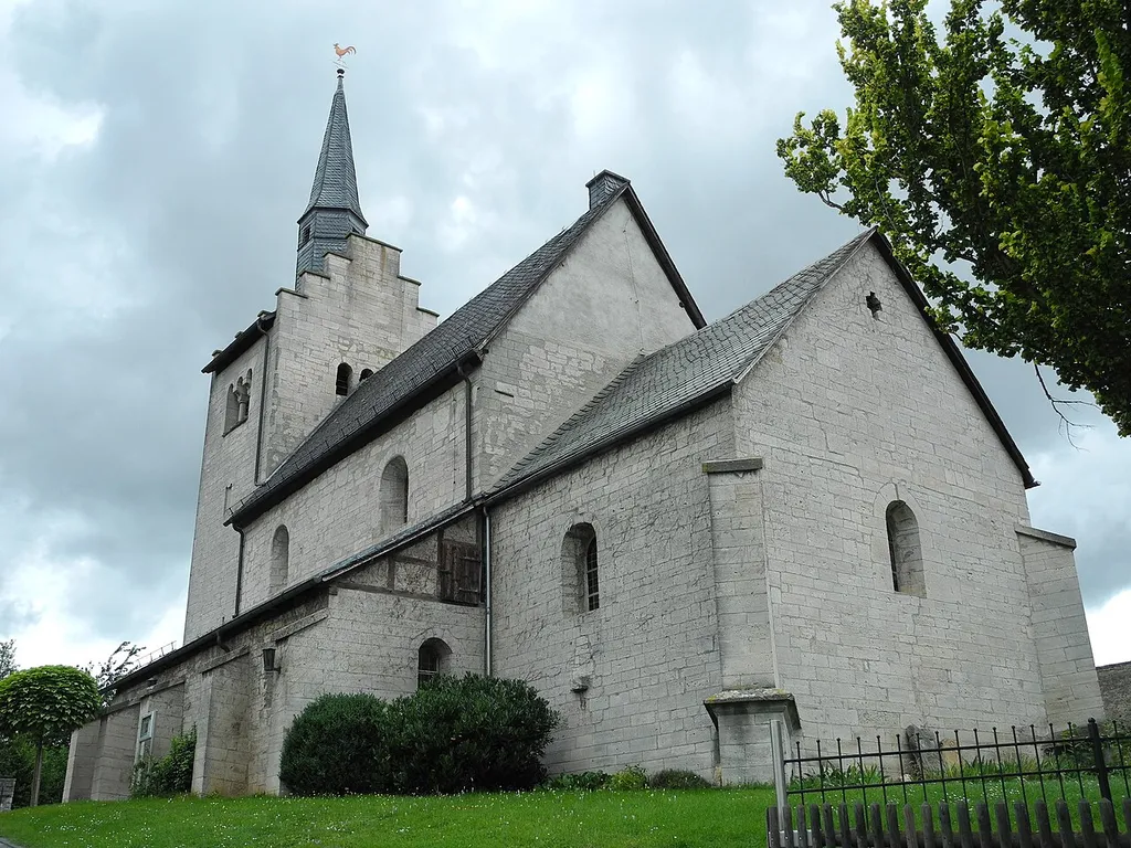 Die romanische Kirche in Berndorf, im Landkreis Waldeck-Frankenberg, Hessen, Deutschland.