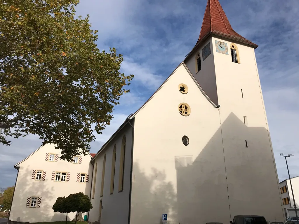Eigentlich Spitalkirche, da diese Kirche nur wegen des nebenstehenden Pründehospitals gebaut wurde. 1605 unter Graf Eitel Friedrich IV. erbaut. Gotisches Gotteshaus mit Inneneinrichtung aus den 18. Jahrhundert. Dem Heiligen Geist gewidmet.