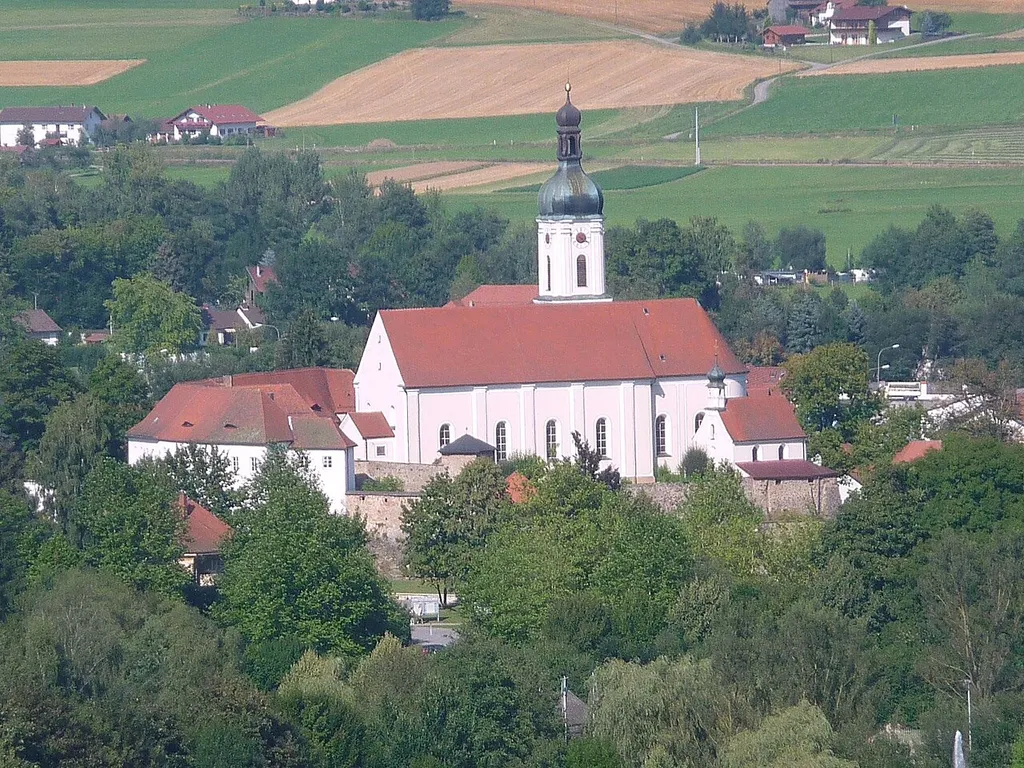 Blick auf die Stadtpfarrkirche Mariä Himmelfahrt und die Kapelle St. Anna von Weissenregen aus