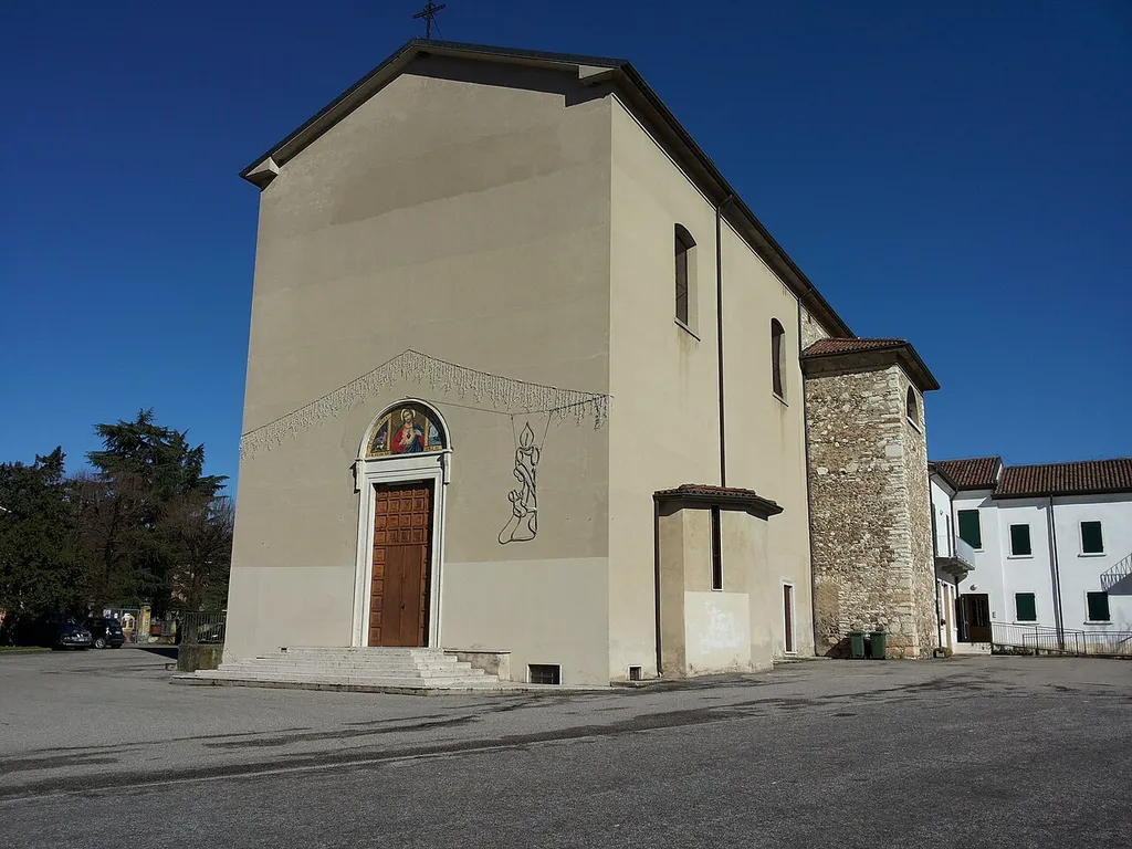 Facciata dello chiesa Parrocchiale di Domegliara, Sant'Ambrogio di Valpolicella