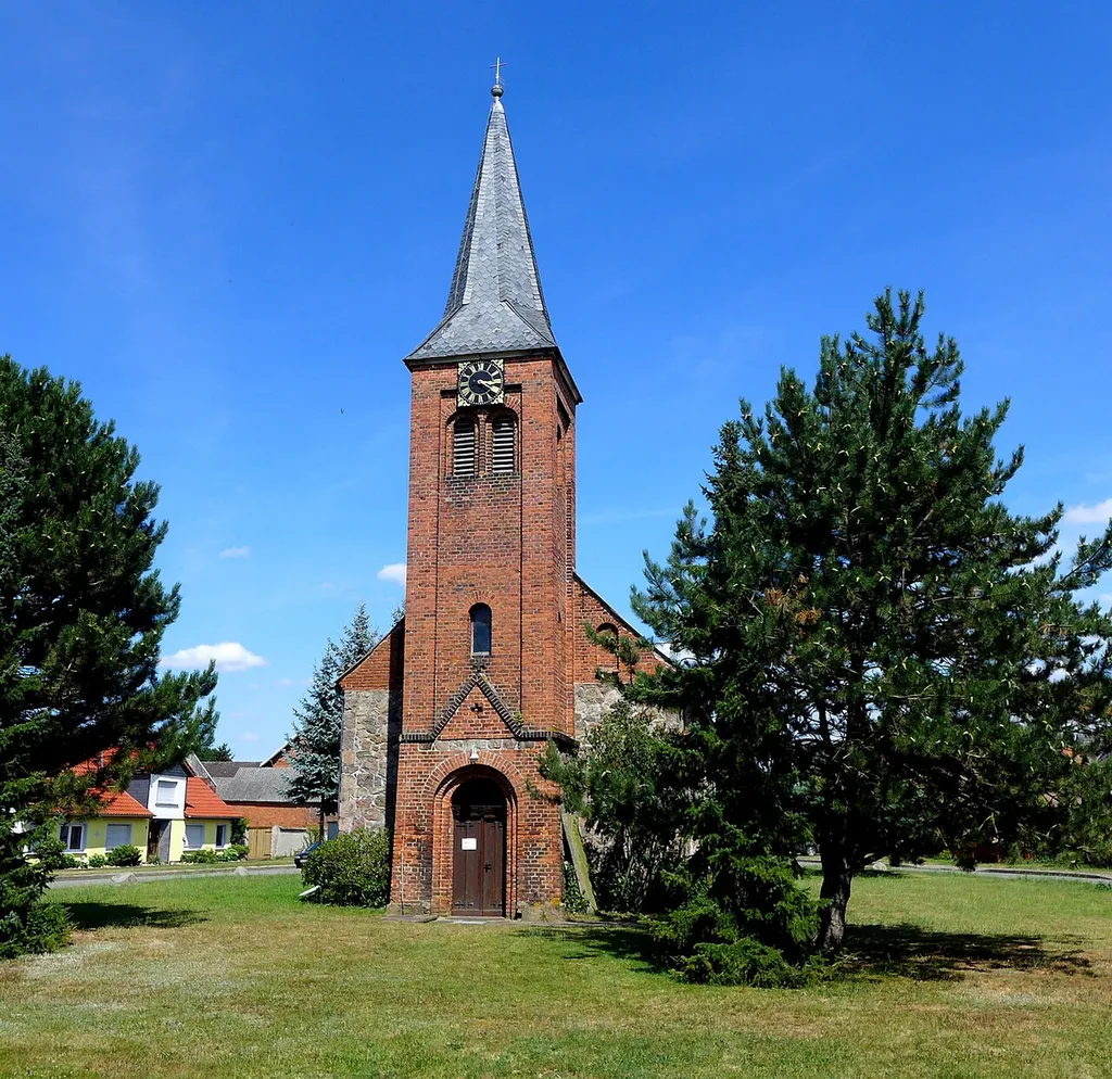 Ev.-Luth. Kirche an der Dorfstraße von Hanum, Sachsen-Anhalt. Aufnahmedatum 2016-07.