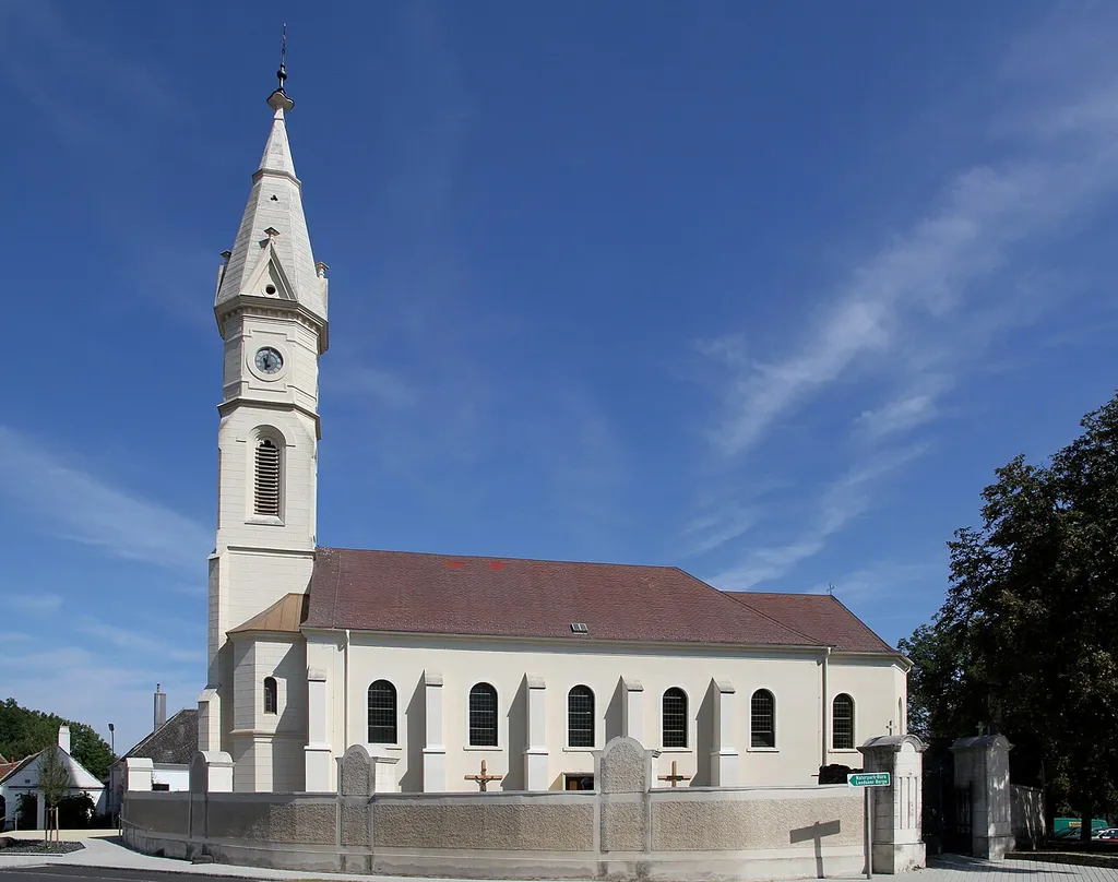 Katholische Pfarrkirche hl. Martin der burgenländischen Marktgemeinde Markt St. Martin. Ein Sakralbau aus dem Ende des 18. Jahrhunderts, der 1872 umgebaut wurde. Die Einrichtung stammt aus dem Ende des 19. Jahrhundert. Der Turm wurde laut Inschrift 1906 errichtet.