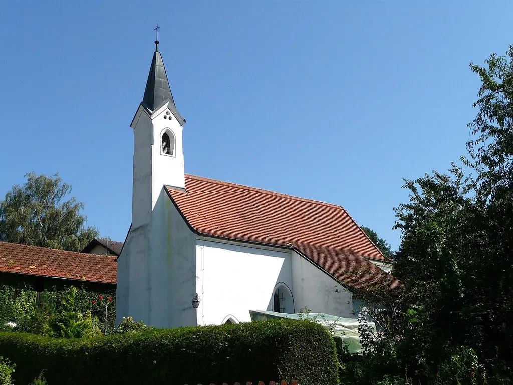 Die Nebenkirche St. Ulrich in Lengham, einem Ortsteil von Bad Birnbach