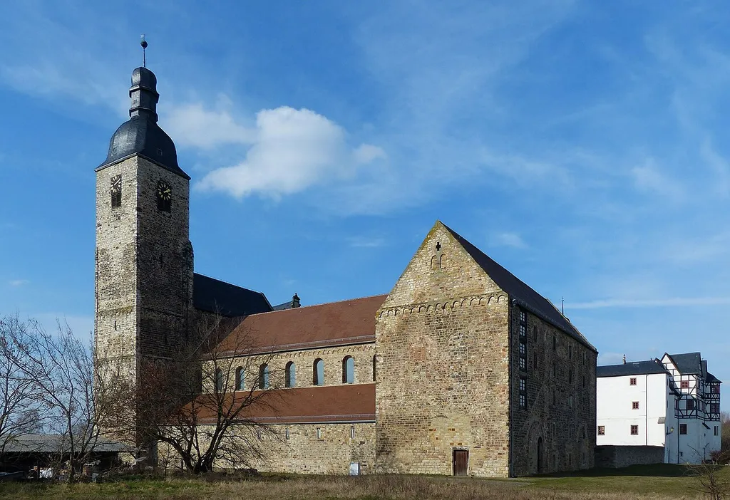 Anstelle der Petruskirche der Prämonstratenser-Chorherren wurde für ihr Stift 1155 ein Neubau, der den Namen Sancta maria in monte erhielt, geweiht. Nach Aufhebung der Ordensgemeinschaft erfolgte 1591 ein Umbau zur Schlosskirche, deren Ruine nach Rekonstruktion das heutige Bauwerk ist.
