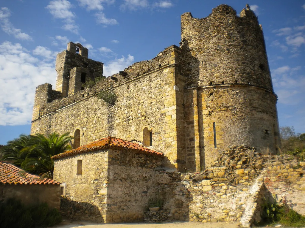 Vista posterior de l'església de Sant Julià i Santa Basilissa, al municipi alt-empordanès de Rabós.
