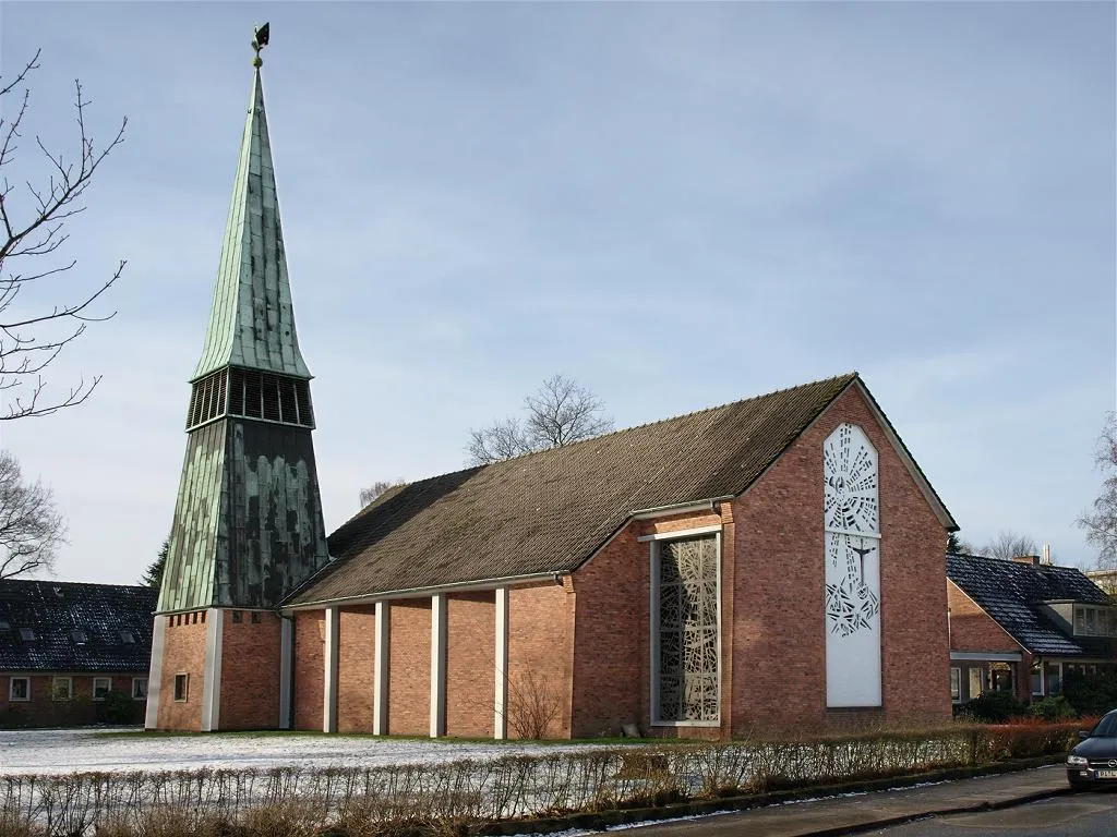 Tornesch (Schleswig-Holstein) - Jürgen-Siemsen-Straße 28 - Church - Year of construction: 1959/60 - Photo 2008 - The church of Tornesch is an Evangelical Lutheran church in Tornesch. It was built in 1959-1960 to a design by architect Günther Frank. The construction consists essentially of a rectangular nave with pitched roof, which has an incision in the altar area on both sides. Concrete windows and other brightly painted concrete elements loosen up the brick walls. The side windows are arranged by oblique cuts of the side wall so that their light falls to the altar. At the southwestern corner rises a more than 30 m high tower with a square floor plan.