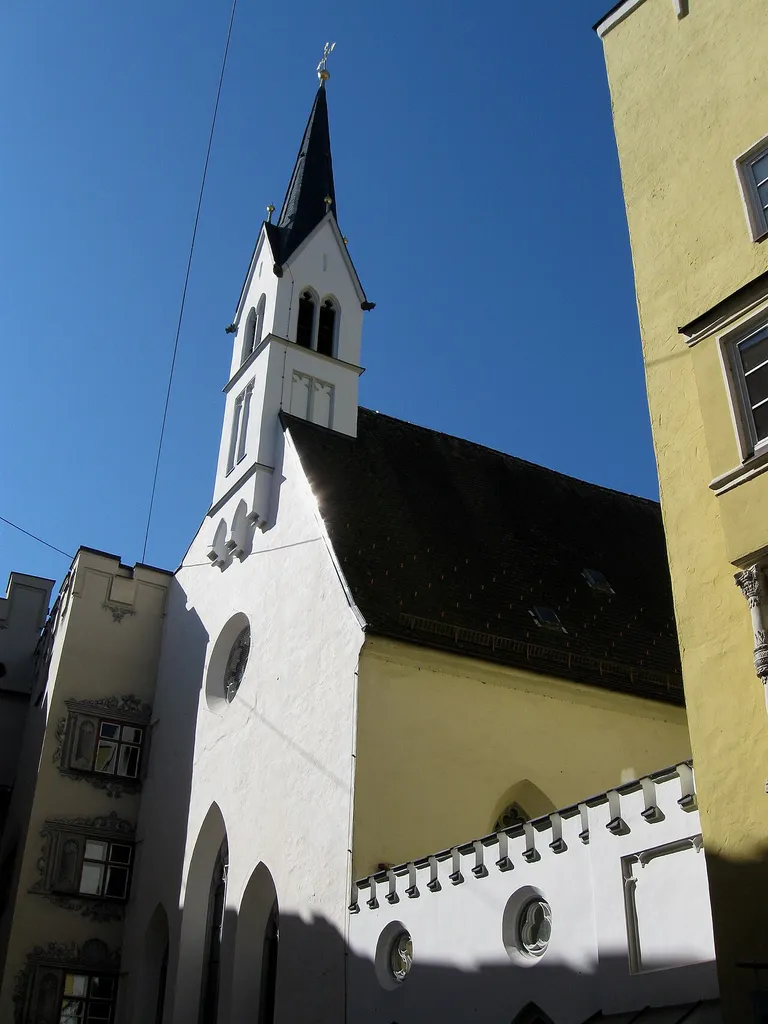 Bruckgasse 4. Ehem. Hl. Geist-Spitalkirche, Saalbau mit Dachreiter, 1380, Umbau Mitte 19. Jh.; mit Ausstattung; Einfriedungsmauer und Brunnen mit Gedenktafel, 1849.