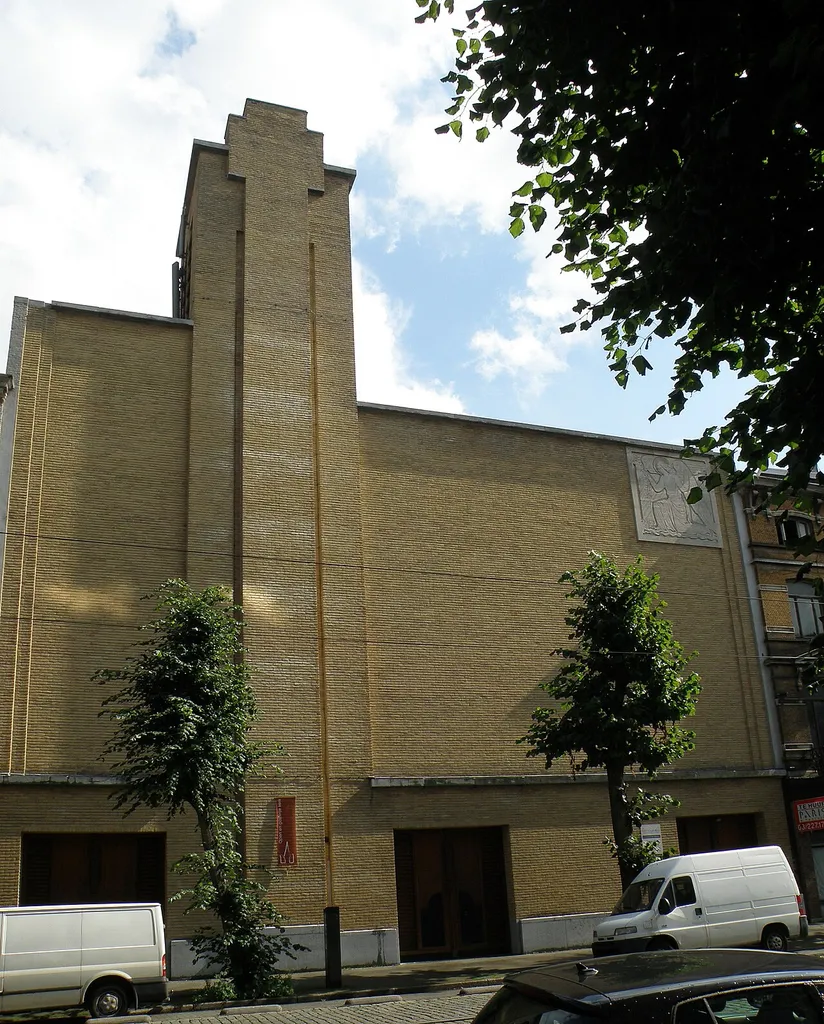 Antwerpen, België. Sint-Walburgiskerk, gelegen aan de Volksstraat nr.41 (ook gevel en ingang aan de Karel Rogierstraat nr.12), anno 1936 in Nieuwe Zakelijkheid gebouwd n.o.v. archit. Flor Van Reeth. Gevel aan de Volksstraat. Bas-reliëf van Simon Goossens.