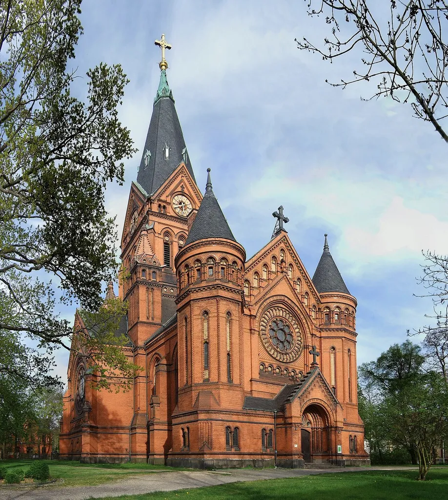 Das Foto zeigt die Moritzkirche in der Zwickauer Nordvorstadt. Der dreischiffige Bau wurde im Stil des Historismus errichtet und am 1. Advent 1893 geweiht. Die Fassade prägt eine reliefartige Backsteinornamentik mit großen Rosetten über Haupteingang und Seitenschiffen. Die Orgel wurde 1896 von der Dresdner Firma Jehmlich gebaut. 2012 wurde die Sanierung abgeschlossenen.
