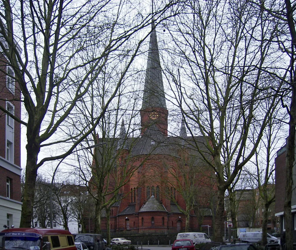 Die neogotische evangelisch-lutherische Friedenskirche in der Otzenstraße in St. Pauli wurde 1893 bis 1895 von Johannes Otzen im Stile der Hannoverschen Schule erbaut. Zur Bauzeit gehörte das Gebiet noch zu Altona.This is a photograph of an architectural monument.It is on the list of cultural monuments of Hamburg, no. 1412.