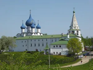 Church of the Annunciation and bell tower at the Episcopal Court (Suzdal)
