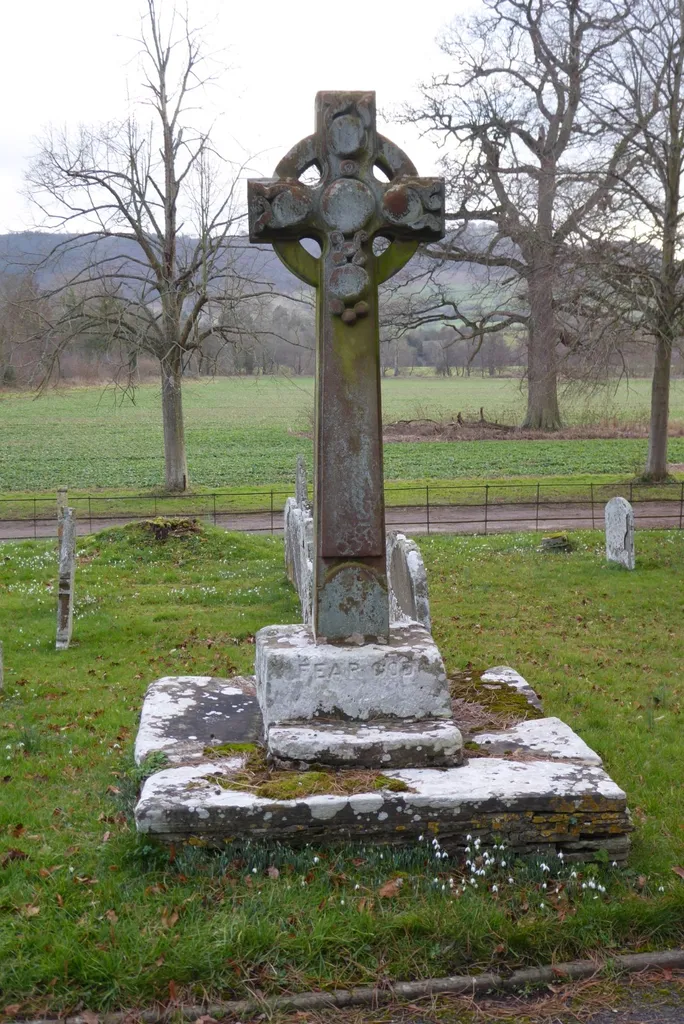 Cross in Kentchurch churchyard