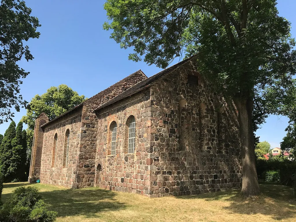 Die Dorfkirche in Hohenstein entstand im 13. Jahrhundert aus Feldsteinen. Im Innern steht unter anderem ein Altarretabel mit einem Kruzifix aus dem 16. Jahrhundert