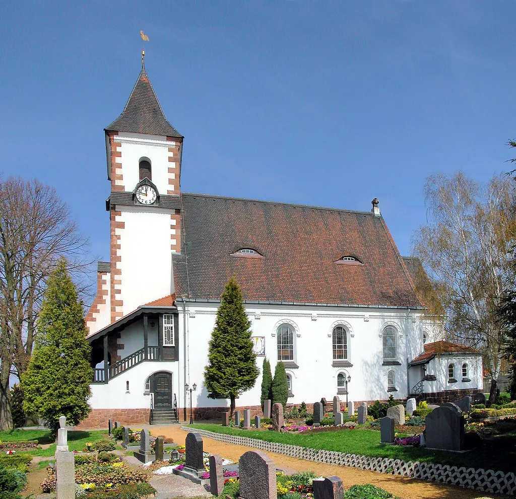 17.04.2010 04720 Großweitzschen, Kirchweg: Martinskirche (GMP: 51.158073,13.045201). Die Dorfkirche wurde 1908 im Baustil der Neoromanik nach Plänen des Leipziger Architekten Julius Zeißig anstelle eines kleineren Vorgängerbaus errichtet. Sicht von Südwesten. [DSCN41264-41265.TIF]20100417065MDR.JPG(c)Blobelt