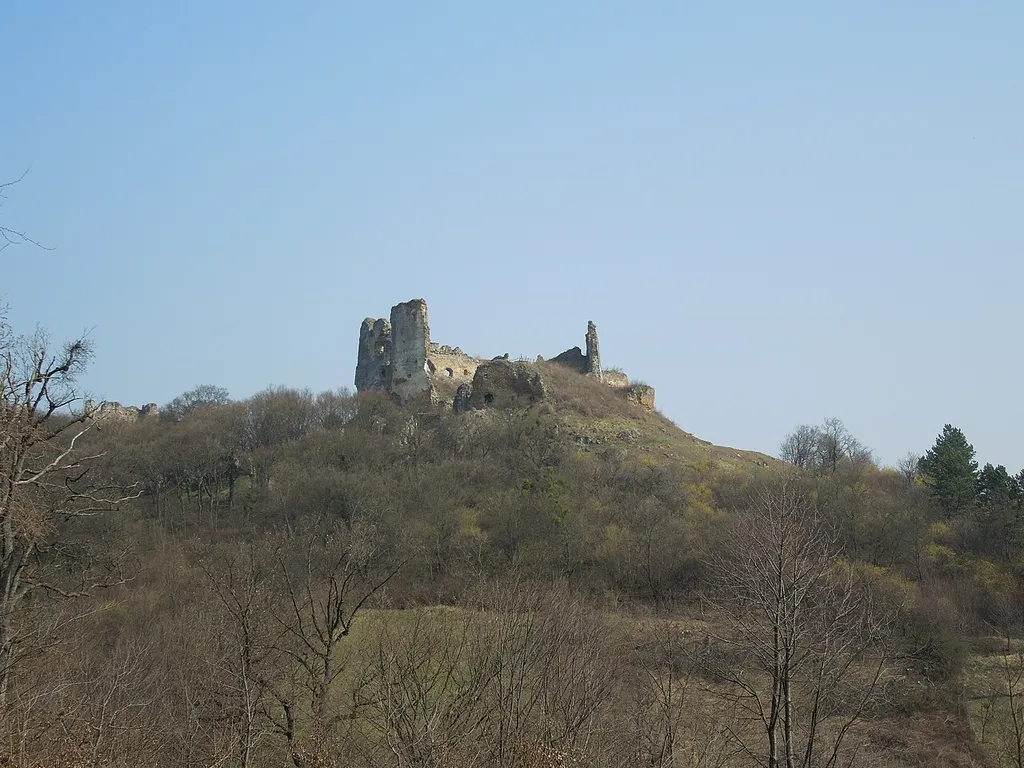 Pohľad na hrad Čičva v marci