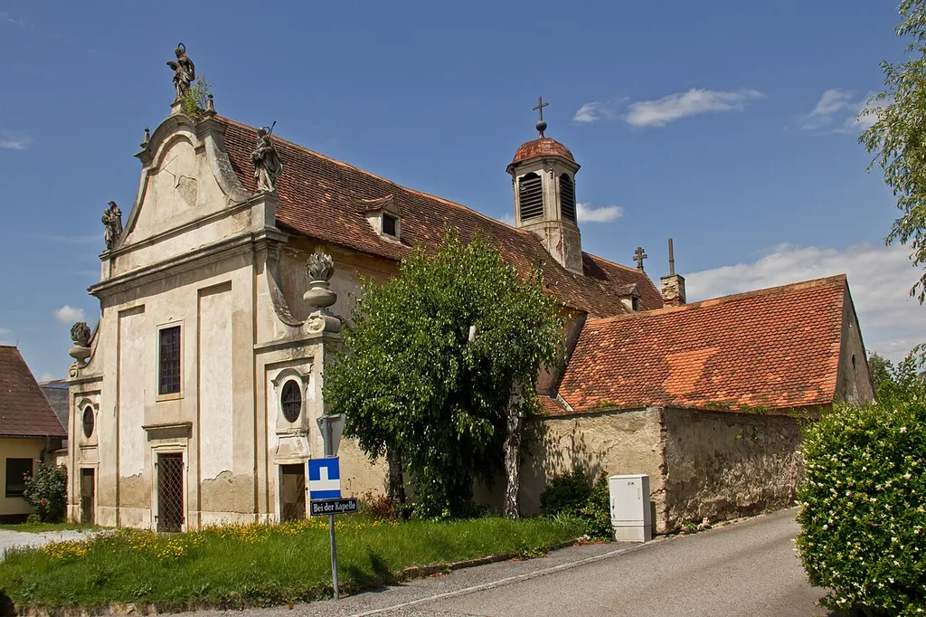 Die gräflich kufsteinische Gruftkapelle hl. Anna, eine ehemalige Spitalskirche, ist eine nach Norden ausgerichtete, barocke Anlage mit südlicher Hauptfassade.