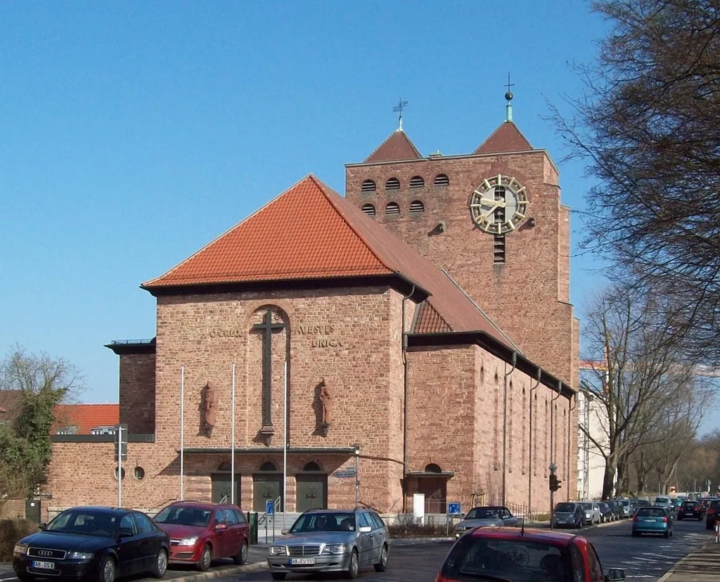 Herz Jesu Kirche Aschaffenburg (Außenansicht Westseite Eingang)