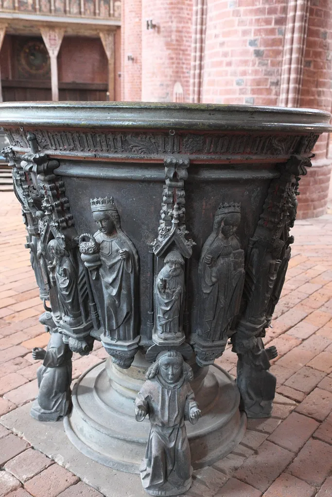 Evangelische Pfarrkirche St. Marien in Stendal im gleichnamigen Landkreis (Sachsen-Anhalt/Deutschland), Taufbecken aus Bronze
