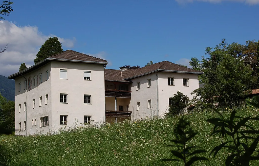 Der denkmalgeschützte Pfarrhof in der Pfarrgasse 4 in Lienz. This media shows the protected monument with ObjektID 2954 in Austria. (Commons, de, Wikidata)