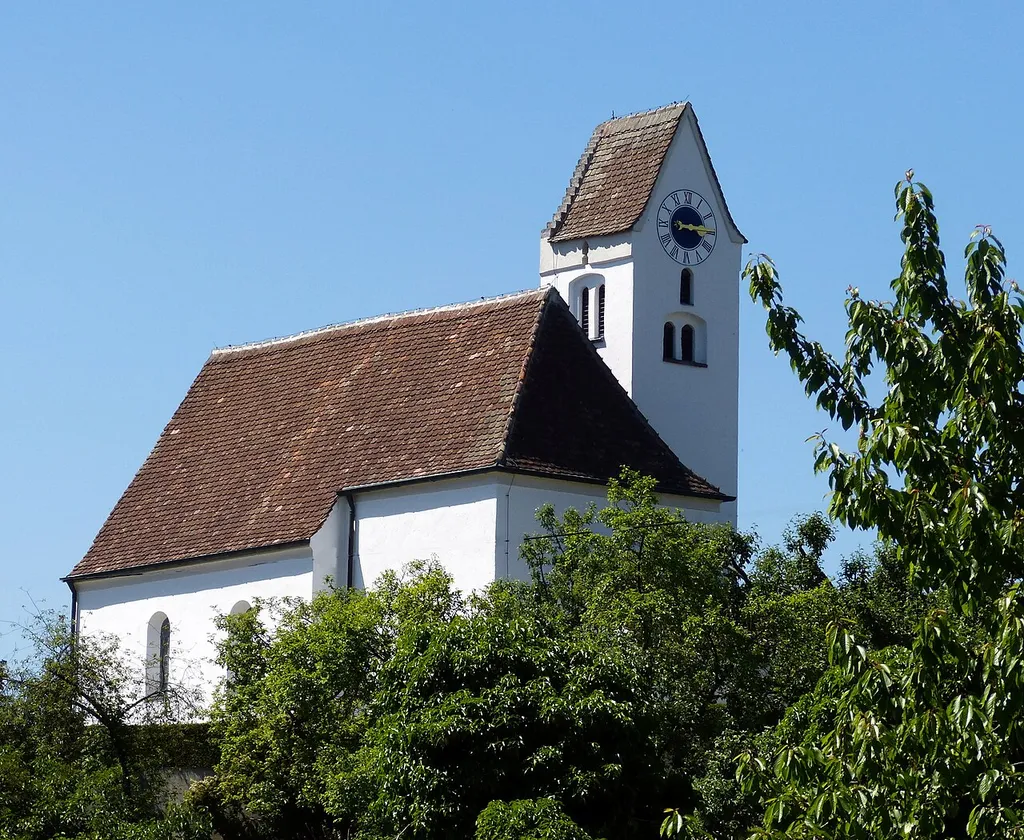 Herrsching, OT Breitbrunn. Die Kirche St. Johannes der Täufer wurde im 16. Jahrhundert erbaut, stammt in ihrem Kern aber wohl aus dem 13. Jahrhundert.