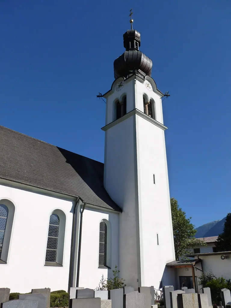 Kath. Pfarrkirche hl. Nikolaus und Friedhof