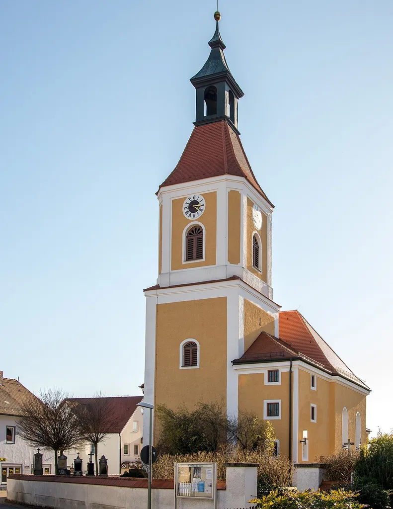 Katholische Pfarrkirche St. Jakobus, frühgotischer Chorturm, im Kern barockes Langhaus, 1910 nach Westen und um die Querarme neubarock erweitert, Gliederung durch Putzbänder, Lisenen und neubarocke Elemente, Turm mit Helm und Laterne; mit Ausstattung.