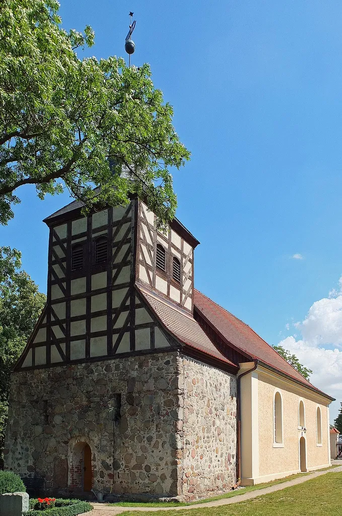 Denkmalgeschützte Kirche in Warnitz (Gemeinde Oberuckersse, Landkreis Uckermark, Land Brandenburg, Deutschland)