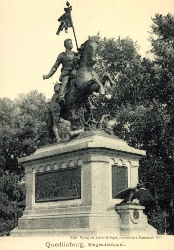Quedlinburger Siegesdenkmal auf einer Ansichtskarte des Verlages von Zedler &amp; Vogel, Nr. 859 (?), 1900, ungelaufen.