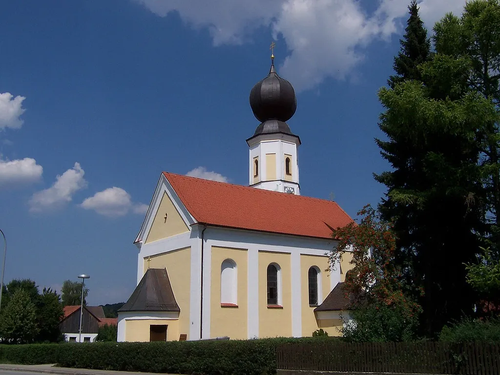 Ergoldsbach, Iffelkofen, Regensburger Straße 80. Filialkirche St. Stephan. Saalkirche, barocke Anlage, Gliederung durch Lisenen, Dachfries und Putzbänderung, nördlich Chorflankenturm mit Achteckaufsatz und Zwiebelkuppel, Neubau von 1726, Turmunterbau romanisch; mit Ausstattung.