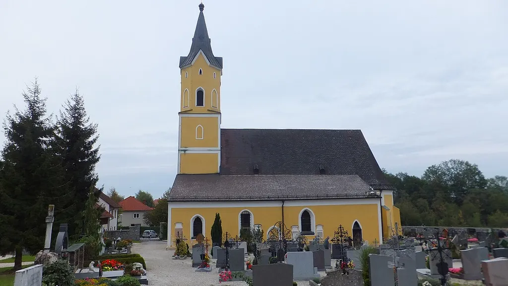 Kath. Filialkirche hl. Ägid und Friedhof mit Arkadengängen