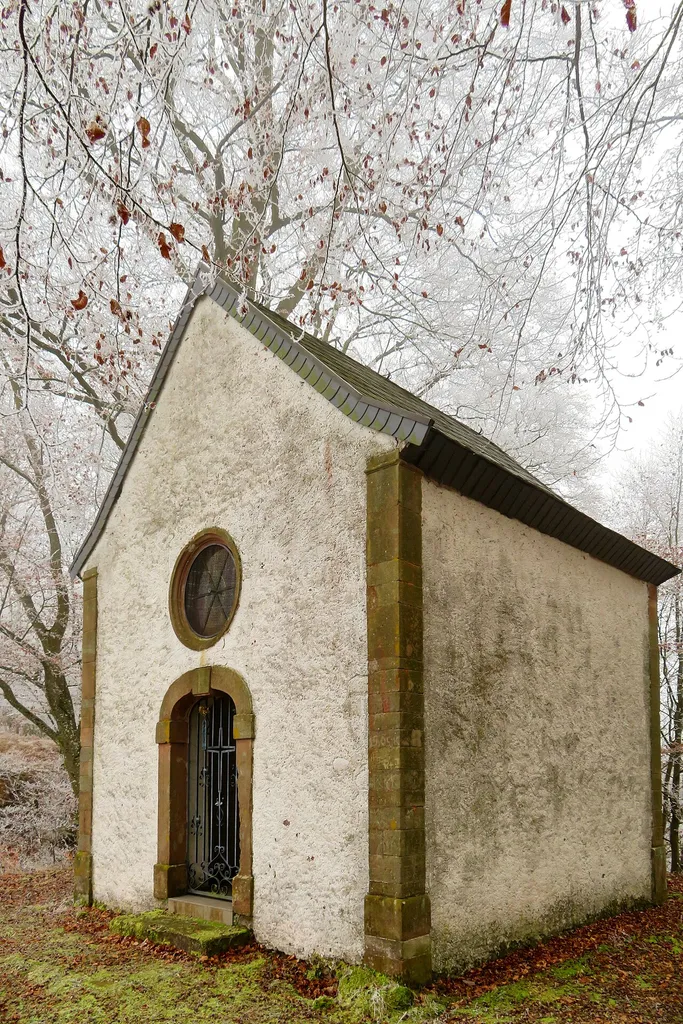 Kapelle St. Johannes der Täufer bzw. Johnkapelle, auch Haankapelle genannt auf der abgegangenen Ruine der Schwarzenburg bei Lockweiler.